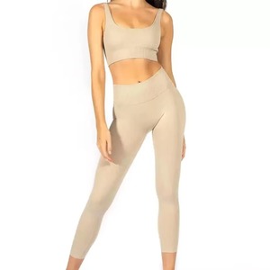 Ensemble de sport pour femmes sur mesure, leggings de yoga doux avec soutien-gorge à col en V, prix d'usine OEM - Product Image 2