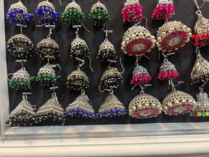 Boucles d'oreilles Jhumka traditionnelles argentées avec perles de couleurs assorties, bijoux ethniques tendance, vente en gros - Product Image 1