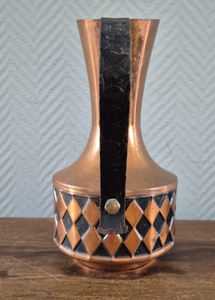 Jarra de cobre vintage con diseño de diamantes y asa negra para bebidas, diseño tradicional de patrón circular para mesa de salón. - Product Image 3