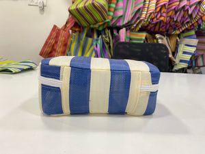 Pochette de toilette et cosmétiques Kapadavala en nylon recyclé, écologique, réutilisable, avec fermeture éclair et poignée, rayée, tissée à la main, style indien, personnalisable - Product Image 2