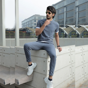 Conjunto Deportivo Informal para Hombre, Color Gris Sólido, Manga Corta, Cuello Redondo, Cintura Elástica, Corte Regular, 100% Poliéster, Ropa Deportiva para Primavera - Product Image 4
