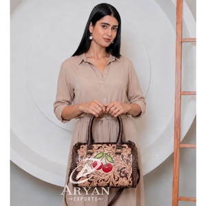 Bolsa de Viaje de Cuero Genuino con Diseño Floral de Cerezas Talladas a Mano, Nueva de Fábrica, Bolsos Cruzados de Cuero Vacuno Genuino para Unisex - Product Image 1