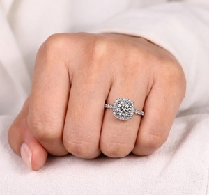 Bague de fiançailles en or véritable 14 carats certifiée IGI, avec halo de diamants de laboratoire ronds de 2,50 carats, pureté E VS1, et demi-alliance éternité - Product Image 1