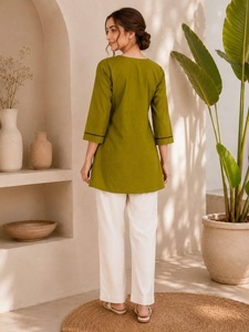 Ensemble Kurti en coton vert brodé pour femmes avec pantalon blanc, tenue décontractée d'été, coupe ample, style indien pakistanais - Product Image 3