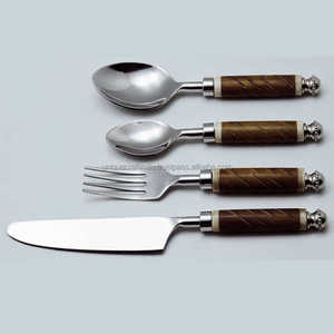 Ensemble de 4 couverts de cuisine artisanale et de planche à fromage | Design unique en résine et bois pour les maisons modernes, la charcuterie et les cadeaux - Product Image 1