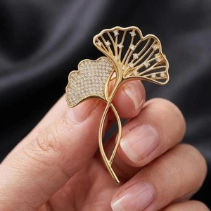 Broche Feuille de Ginkgo Dorée, Broche Florale en Moissanite, Épingle Feuille en Or Jaune 14K, Bijoux Naturels, Broche en Argent 925 avec Moissanite - Product Image 2