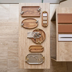 Elegante bandeja ovalada de madera con adornos de palmeras doradas en metal, perfecta para decoración de mesa de inspiración tropical. - Product Image 6