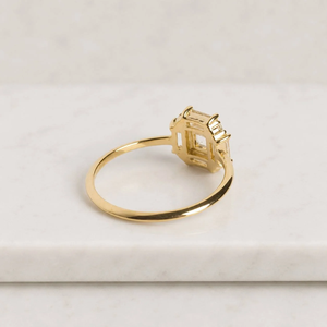 Bague de fiançailles en or massif 18 carats pour femme, diamant taille émeraude, sertissage à griffes, style géométrique classique - Product Image 2
