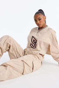 Ensemble de pantalons cargo en nylon beige personnalisés pour femmes, légers, style streetwear, jambes larges, avec cordon de serrage, pantalons utilitaires, fournisseur OEM, pantalons pour hommes - Product Image 2
