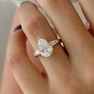 Bague à trois pierres en diamant de laboratoire taille poire 3 carats E VVS2, bague à trois pierres taille poire et baguette, bague trilogie en or rose, certifiée IGI - Product Image 6