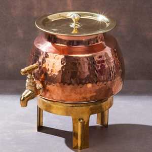 หม้อน้ำทองแดงแท้ (Matka) พร้อมฝาปิดทองเหลืองกันรั่วแบบมีก๊อกน้ำ  ฐานโลหะ  ภาชนะเก็บน้ำแบบดั้งเดิมสำหรับบ้านและสำนักงาน - Product Image 2