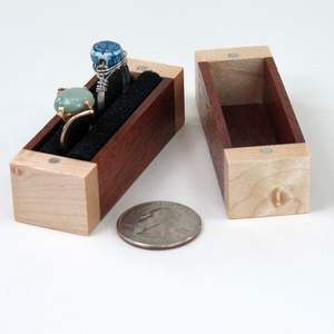 Caja de madera hecha a mano para anillos de propuesta de matrimonio, caja de madera personalizada con tapa grabada para anillos de compromiso a bajo costo. - Product Image 5