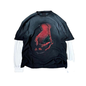 Camiseta de hombre extragrande de doble capa, negra con estampado rojo, cuello redondo, manga raglán, estilo urbano, de algodón tejido. - Product Image 1