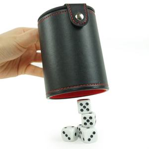 Vente en gros usine : Boîte à dés de bar en cuir noir avec intérieur en velours et Gobelet à dés en cuir PU toutes couleurs - Product Image 4
