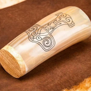 Gobelet religieux poli en corne, fabriqué à partir de matériaux organiques et d'une base en sel naturel, authentique style médiéval viking - Product Image 3