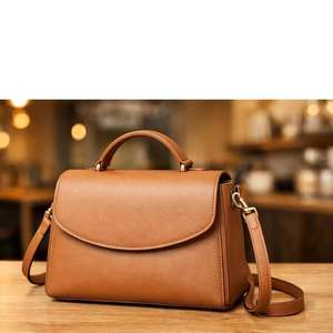 Este artículo parece ser un bolso cruzado beige, similar en estilo a los bolsos Zwei Mademoiselle. - Product Image 6