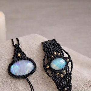 Ensemble de bracelets d'amitié ajustables faits à la main en macramé noir plaqué or avec opalite vintage et pierres de guérison en cristal style bohème - Product Image 1