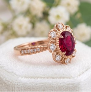 Bague de fiançailles personnalisée en argent sterling 925 plaqué or rose avec rubis ovale de laboratoire, motif floral, bijoux fins, vente en gros - Product Image 3