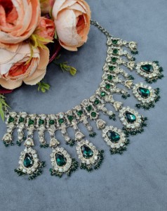Parure de bijoux ethniques plaqués or antique avec collier, boucles d'oreilles et mangtika en pierre de cristal taille poire, pour occasions festives, vente en gros - Product Image 5