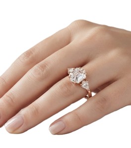 Anillo de Compromiso con Tres Diamantes Cultivados en Laboratorio, Corte Hexagonal y en Forma de Cometa, Oro Sólido de 10K, 14K, 18K, Diseño de Joyería Fina, Certificado IGI, VVS - Product Image 5