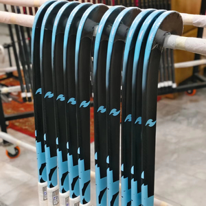 Palo de Hockey sobre Césped de Material de Carbono Duradero, Diseño de Logotipo Personalizable, Peso de 510/530 g, Tamaño de 30-39 Pulgadas, Tipos de Arco Extra Bajo Profesional - Product Image 1