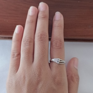 Anillo de Zirconia Cúbica Estilo Vintage Revalia Vms115, Anillo Elegante y Clásico para Mujer, Regalo de Boda o Compromiso, Joyería Fina - Product Image 4