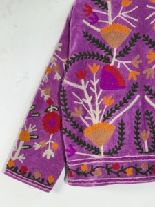 Chaqueta Suzani de Terciopelo Morado • Bordado Floral Rosa Rojo • Abrigo Estilo Bohemio Gitano • Chaqueta Artesanal para Festivales - Product Image 2