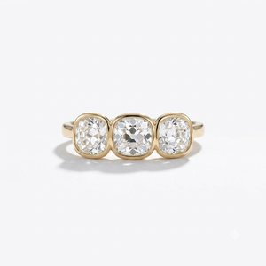 Bague de mariage en or 18 carats avec trois diamants de laboratoire taille coussin, certifiée IGI, vente en gros directe du fabricant - Product Image 1
