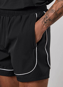 Pantalones cortos de entrenamiento para hombre, negros, con logo OEM personalizado, ribete en contraste, 5 pulgadas de largo, tela de nailon que absorbe el sudor, para gimnasio. - Product Image 5