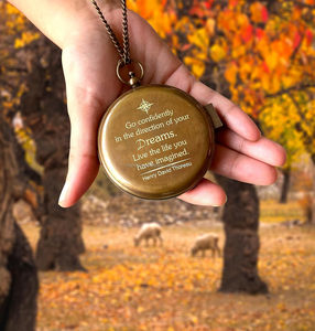 Thoreau's Go en toute confiance nautique laiton travail gravé cadran solaire boussole avec étui en cuir. - Product Image 3