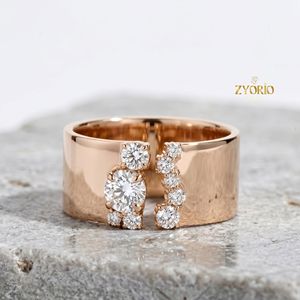 Anillo de Diamante Cultivado en Laboratorio con Banda Ancha y Abertura, Oro de 10K, Anillo de Diamante Moderno y Elegante - Product Image 3