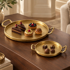 Plateau de service rond en aluminium doré mat de luxe, surface texturée, poignées à double boucle, bord surélevé |   Table de buffet, décoration d'intérieur - Product Image 3