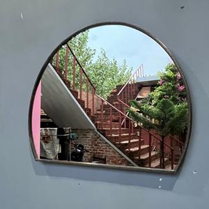 Miroir mural décoratif encadré de style artisanal en laiton et en verre - Product Image 4