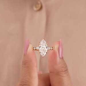 แหวนหมั้นมาร์คีสโมอิสซาไนต์ เงินแท้ 925 ชุบทอง 14K ประดับเพชรด้านข้าง แหวนเครื่องประดับเจ้าสาวสุดหรู - Product Image 5