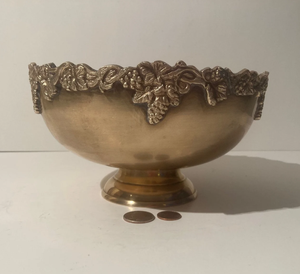 Vente en gros : Plat de table de luxe en métal, motif raisin gaufré, artisanal en aluminium et laiton, idéal comme plateau à fruits ou centre de table. - Product Image 1