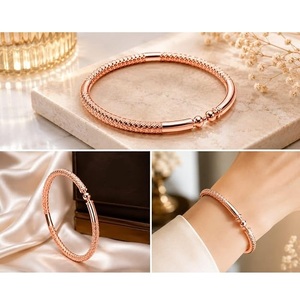 Par de Brazaletes Flexibles de Cobre Sólido con Incrustaciones de Diamantes, Grabado de Precisión y Tapa Acanalada, Venta al por Mayor - Product Image 6