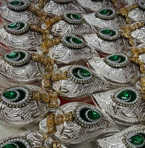 กล่องซินดูร์สีเงินและแท่งติลักในชุดของขวัญสำหรับเทศกาลดีวาลี - Product Image 1