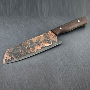 มีดซันโตะกุทองแดงดามัสกัสทำมือระดับพรีเมียม พร้อมด้ามจับเรซิ่นที่จับสบายมือ สำหรับหั่นผัก ซอย และใช้งานในครัวประจำวัน - Product Image 1