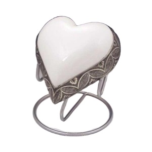 Urnas de cremación con banda de corazón grabada turquesa con soporte, urna de corazón blanca decorativa, urna de cremación supervendida a los mejores precios - Product Image 1