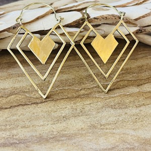 Boucles d'oreilles géométriques minimalistes très demandées en laiton pour femmes, finition laiton antique, boucles d'oreilles créoles Chevron pour la vente en gros/OEM/ODM - Product Image 1