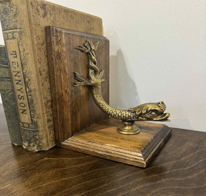 Sujetalibros góticos de serpiente marina de latón. Escala intrincada y base de madera para una biblioteca mítica. Disponible a precios de mayorista. - Product Image 1