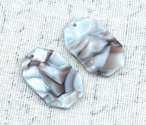 Pendientes Artesanales de Resina, Joyería Tribal Ligera con Textura Natural y Tonos Terrosos - Product Image 3