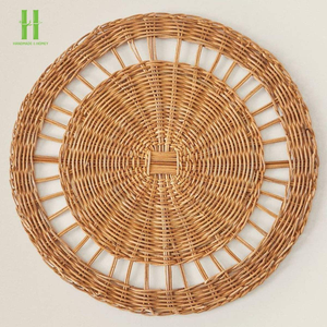 Assiettes de présentation rondes en rotin tressé faites à la main, design moderne, décoration murale, dessous de plat en rotin fleuri, fabriquées au Vietnam - Product Image 1