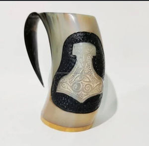 Tasse à corne sur le thème médiéval sur mesure sculptée à la main et polie par les magasins d'approvisionnement artisanal Viking pour la revente - Product Image 3