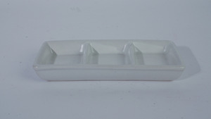 Plat à sauce rectangulaire blanc brillant en grès triple couche, design Japandi, trois compartiments, compatible lave-vaisselle, pour restaurants de sushis - Product Image 2