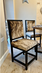 Chaise de salle à manger grise moderne avec pieds en métal robustes et assise rembourrée pour un intérieur élégant, un bureau à domicile, un café et un restaurant - Product Image 5