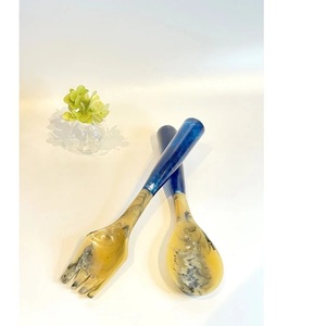 Ensemble de cuillères à salade personnalisées en résine marbrée, écologiques, faites à la main, compatibles lave-vaisselle, micro-ondes et four, avec les meilleures couleurs disponibles - Product Image 4