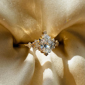 Anillo de Diamantes con Corte de Pera y Diamantes Laterales en Oro Blanco, Elegante Anillo de Compromiso con Halo para Mujer, Joyería Nupcial de Lujo - Product Image 1
