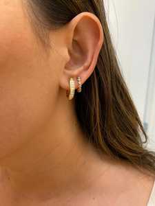 Boucles d'oreilles créoles Huggie en or massif 14K avec diamants baguette taille étagée cultivés en laboratoire, sertis en canal, grandes, minimalistes, vintage, pour tous les jours, bijoux fins - Product Image 6