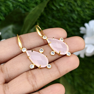 ต่างหูห้อยประดับพลอยแคลเซโดนีสีชมพูสวยหรูและเพชร CZ ใส ชุบทอง 18k รูปทรงลูกแพร์ ทำมือ ตัวเรือนแบบเกี่ยวหู สำหรับผู้หญิง - Product Image 3
